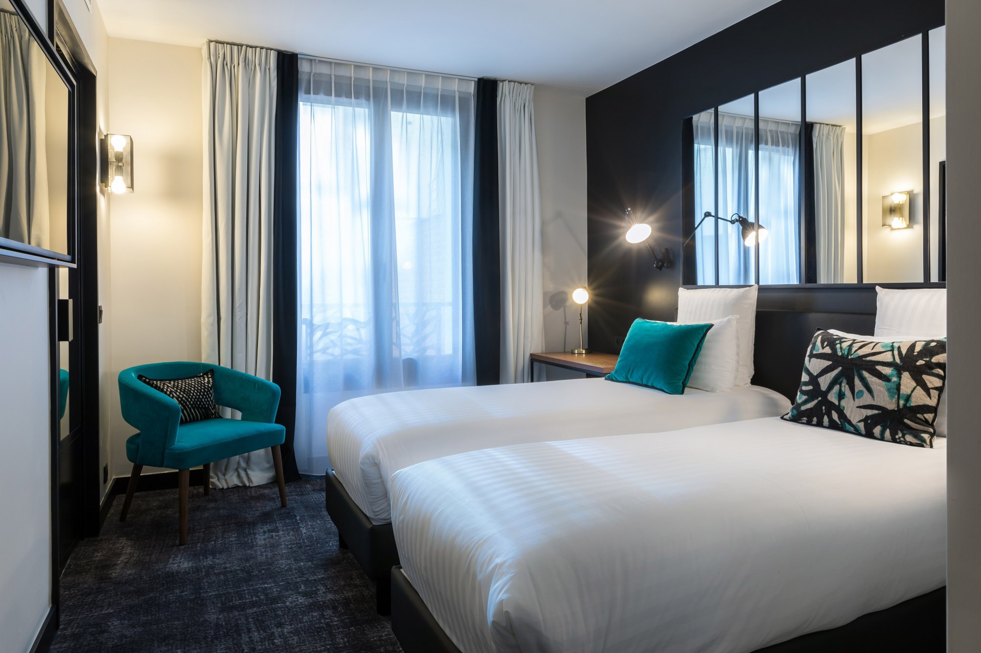 Chambre d'hôtel cosy balcon Paris SaintLazare LAZ